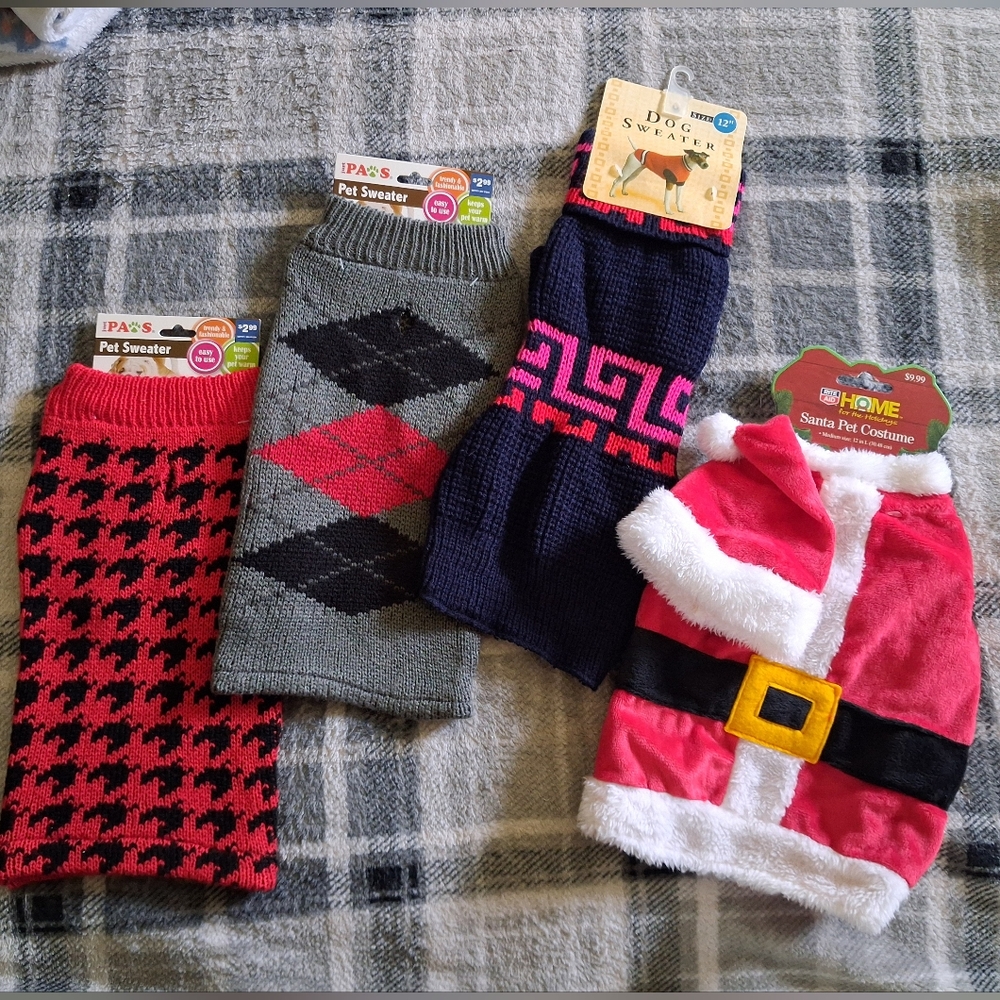 Lot of 4 PET Sweaters & Santa Claus Costume DOG or CAT Size Medium Pet Clothing